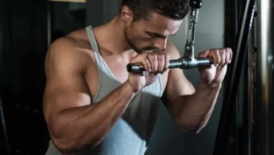 پشت بازو سیم کش ایستاده