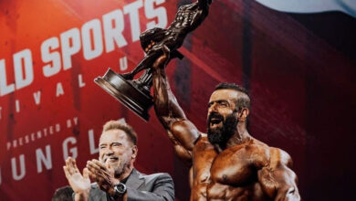 ذوق هادی چوپان از دیدن تندیس خود